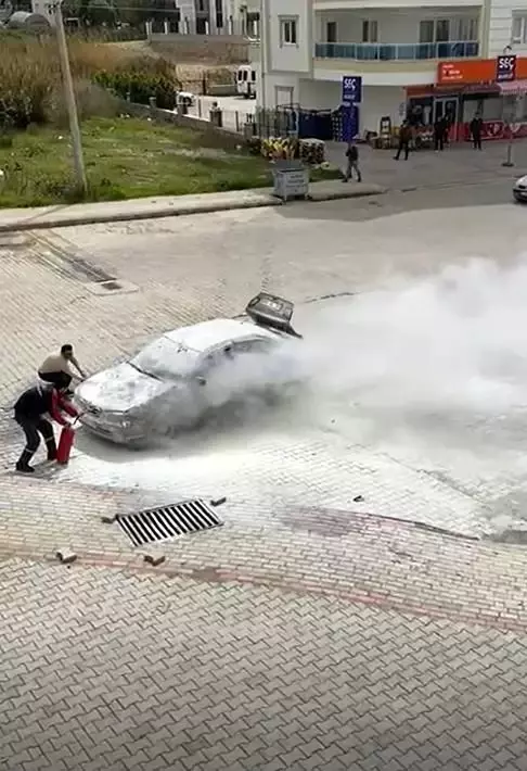 Son dakika haberleri! Hareket halinde alev alan otomobili, vatandaşlar söndürdü Son dakika haberleri! Hareket halinde alev alan otomobili, vatandaşlar söndürdü