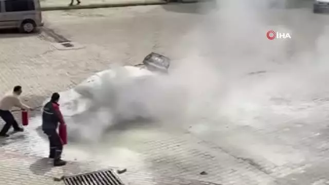 Hareket halinde alev alan otomobili, vatandaşlar söndürdü Hareket halinde alev alan otomobili, vatandaşlar söndürdü
