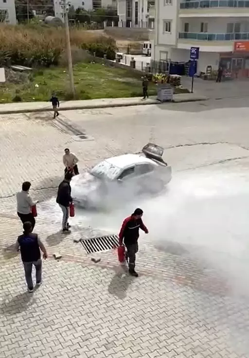 Son dakika haberleri! Hareket halinde alev alan otomobili, vatandaşlar söndürdü Son dakika haberleri! Hareket halinde alev alan otomobili, vatandaşlar söndürdü