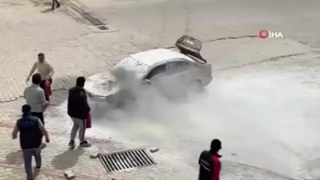 Hareket halinde alev alan otomobili, vatandaşlar söndürdü Hareket halinde alev alan otomobili, vatandaşlar söndürdü