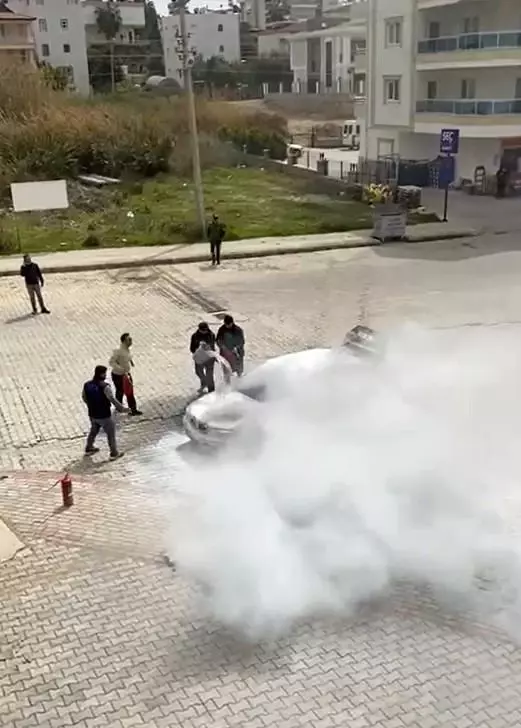 Son dakika haberleri! Hareket halinde alev alan otomobili, vatandaşlar söndürdü Son dakika haberleri! Hareket halinde alev alan otomobili, vatandaşlar söndürdü