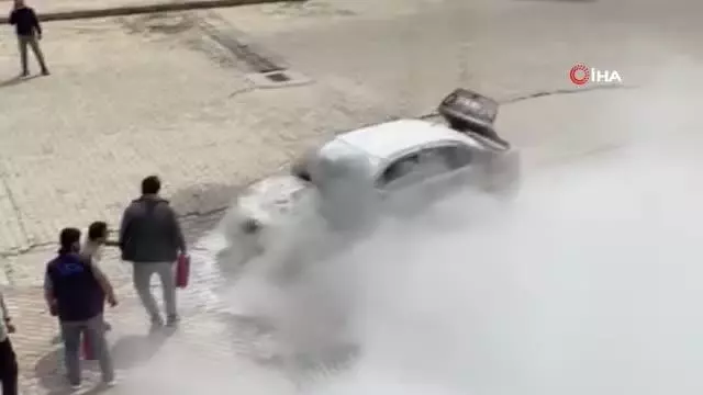 Hareket halinde alev alan otomobili, vatandaşlar söndürdü Hareket halinde alev alan otomobili, vatandaşlar söndürdü