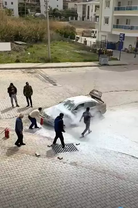 Son dakika haberleri! Hareket halinde alev alan otomobili, vatandaşlar söndürdü Son dakika haberleri! Hareket halinde alev alan otomobili, vatandaşlar söndürdü