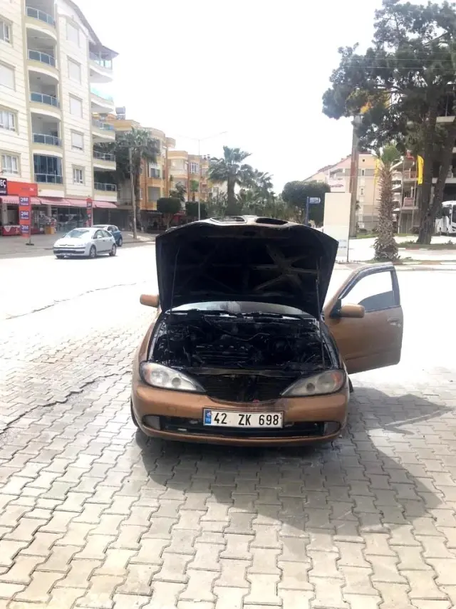 Son dakika haberleri! Hareket halinde alev alan otomobili, vatandaşlar söndürdü Son dakika haberleri! Hareket halinde alev alan otomobili, vatandaşlar söndürdü