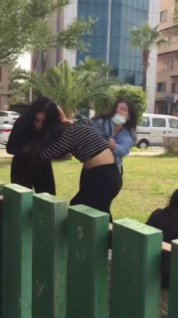 Hatay'da kızların tekme tokat kavgası kamerada Hatay'da kızların tekme tokat kavgası kamerada