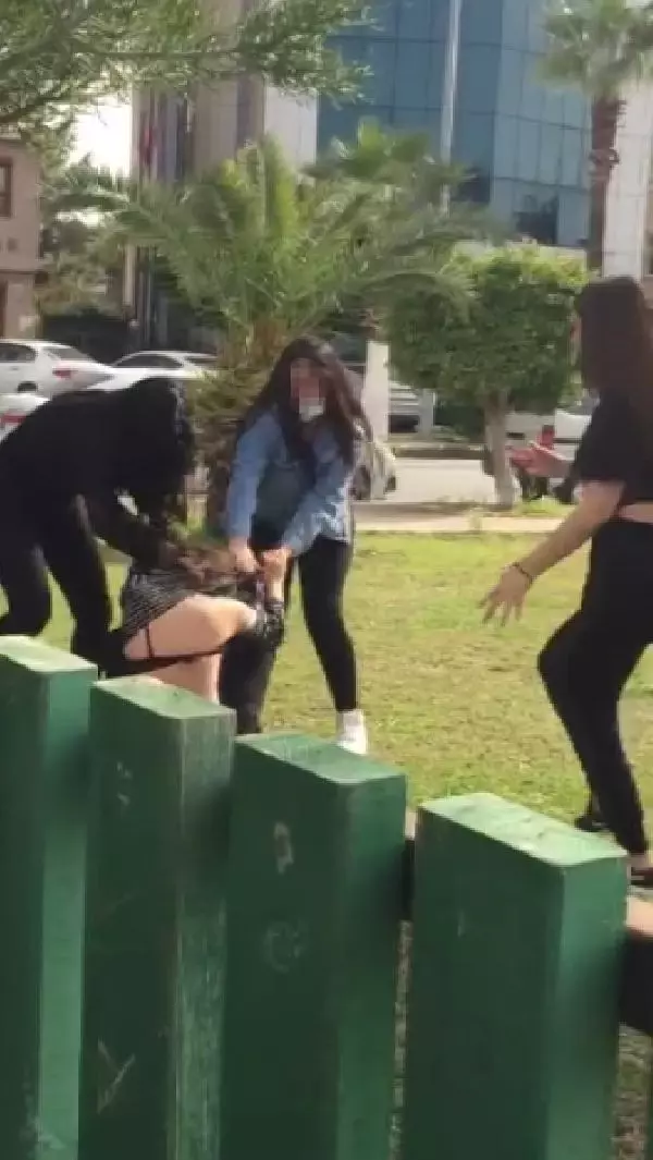 Hatay'da kızların tekme tokat kavgası kamerada Hatay'da kızların tekme tokat kavgası kamerada