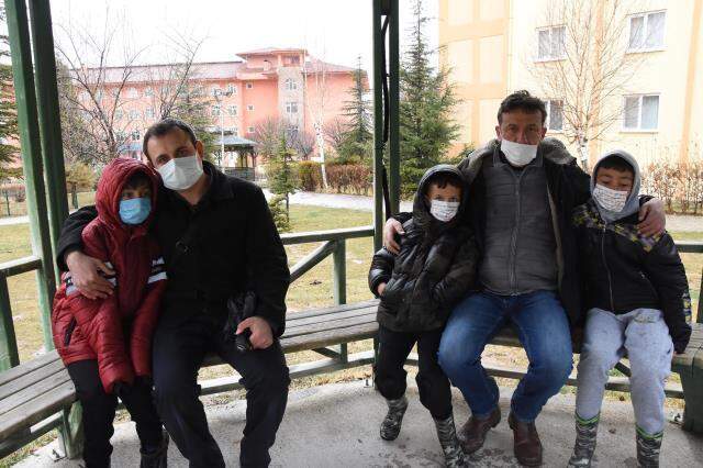 Hemşire, köpeklerle oynayan 3 çocuğu tırmıkla darbetti