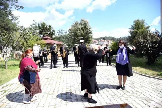 Huzurevi'ndeki yaşlılara bando sürprizi Huzurevi'ndeki yaşlılara bando sürprizi