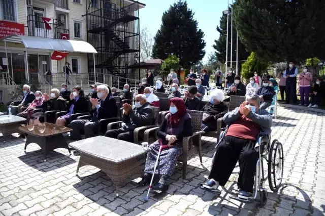 Huzurevi'ndeki yaşlılara bando sürprizi Huzurevi'ndeki yaşlılara bando sürprizi