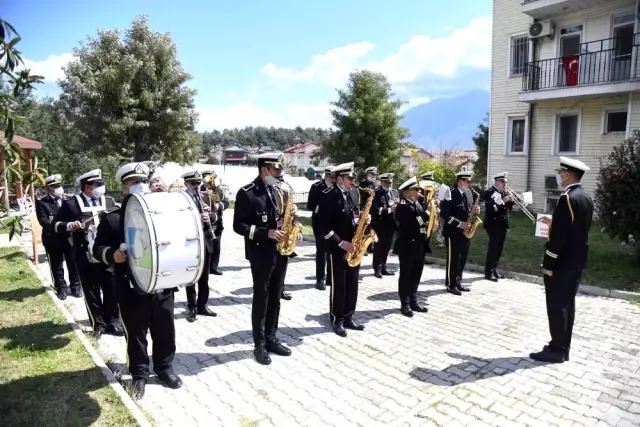 Huzurevi'ndeki yaşlılara bando sürprizi Huzurevi'ndeki yaşlılara bando sürprizi