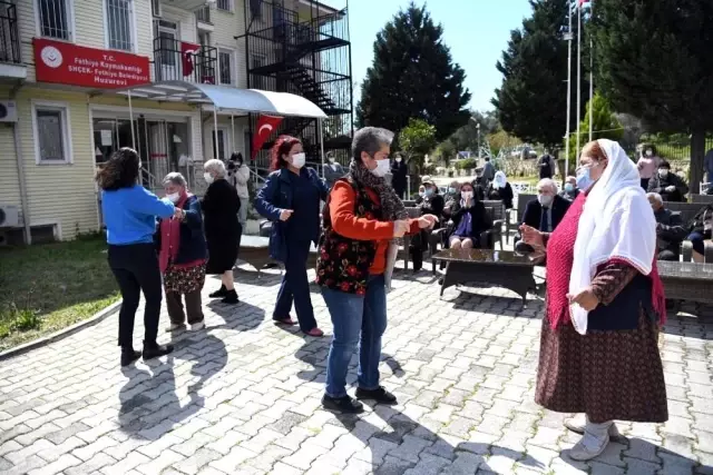 Huzurevi'ndeki yaşlılara bando sürprizi Huzurevi'ndeki yaşlılara bando sürprizi