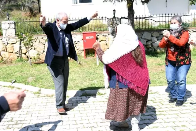 Huzurevi'ndeki yaşlılara bando sürprizi Huzurevi'ndeki yaşlılara bando sürprizi