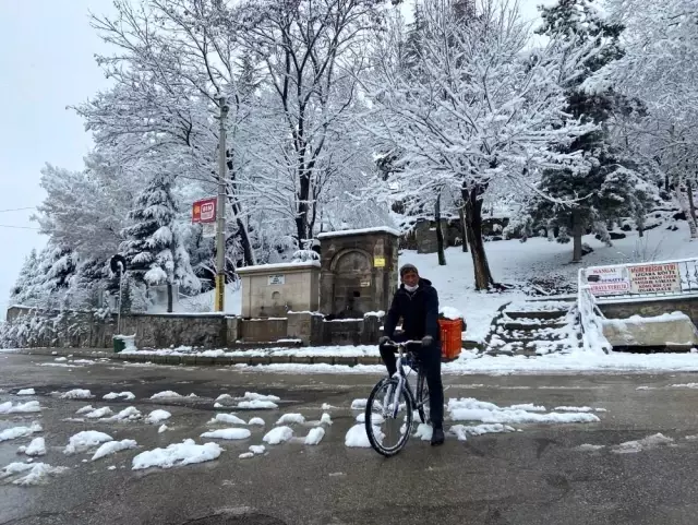 Kar ve soğuk havaya rağmen bisiklet tutkusundan vazgeçmedi Kar ve soğuk havaya rağmen bisiklet tutkusundan vazgeçmedi