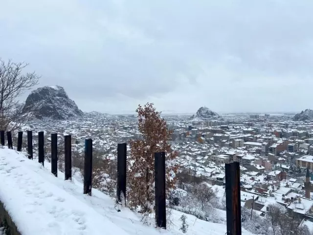 Kar ve soğuk havaya rağmen bisiklet tutkusundan vazgeçmedi Kar ve soğuk havaya rağmen bisiklet tutkusundan vazgeçmedi