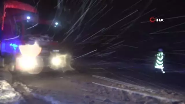 Kar ve tipi etkili oldu: Kırıkkale-Kayseri karayolu ağır tonajlı araçların geçişine kapatıldı Kar ve tipi etkili oldu: Kırıkkale-Kayseri karayolu ağır tonajlı araçların geçişine kapatıldı