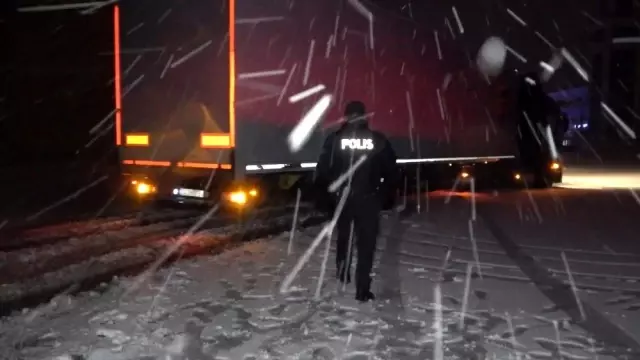 Kar ve tipi etkili oldu: Kırıkkale-Kayseri karayolu ağır tonajlı araçların geçişine kapatıldı Kar ve tipi etkili oldu: Kırıkkale-Kayseri karayolu ağır tonajlı araçların geçişine kapatıldı