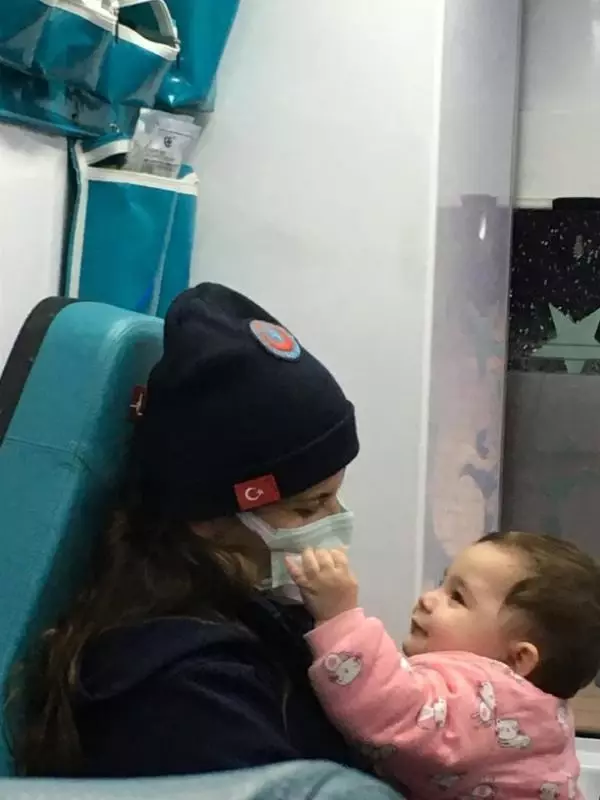 Karda yolda kalan, 5 aylık bebekleri olan aileye sağlık ekipleri yardım etti Karda yolda kalan, 5 aylık bebekleri olan aileye sağlık ekipleri yardım etti