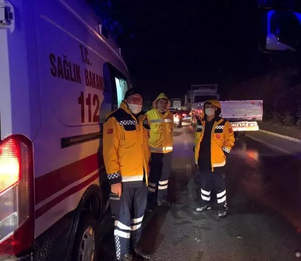Karda yolda kalan, 5 aylık bebekleri olan aileye sağlık ekipleri yardım etti Karda yolda kalan, 5 aylık bebekleri olan aileye sağlık ekipleri yardım etti