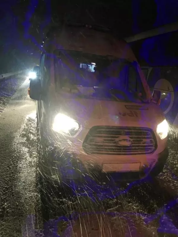 Karda yolda kalan, 5 aylık bebekleri olan aileye sağlık ekipleri yardım etti Karda yolda kalan, 5 aylık bebekleri olan aileye sağlık ekipleri yardım etti