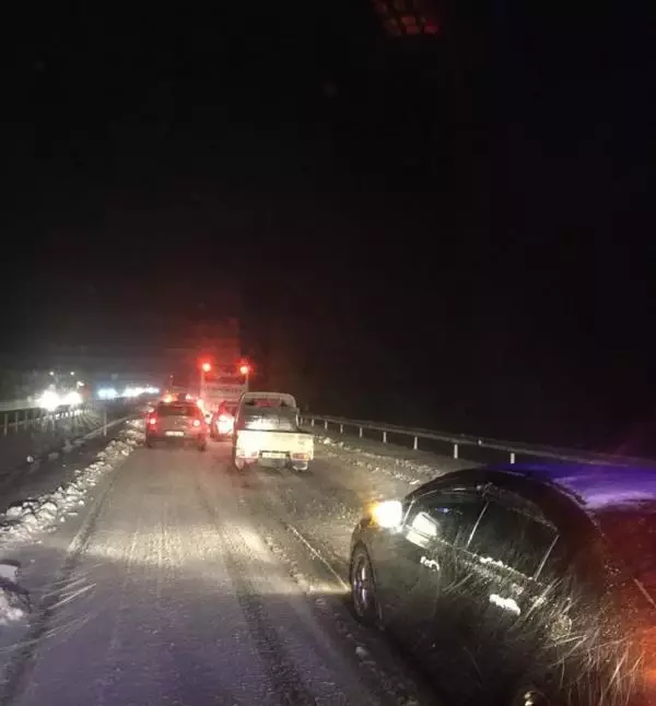 Karda yolda kalan, 5 aylık bebekleri olan aileye sağlık ekipleri yardım etti Karda yolda kalan, 5 aylık bebekleri olan aileye sağlık ekipleri yardım etti