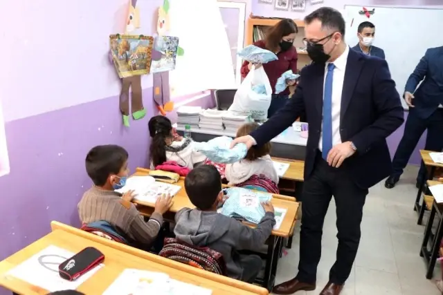 Oyuncak Atölyesi'nde onarılan oyuncaklar minik öğrencilere dağıtıldı Oyuncak Atölyesi'nde onarılan oyuncaklar minik öğrencilere dağıtıldı