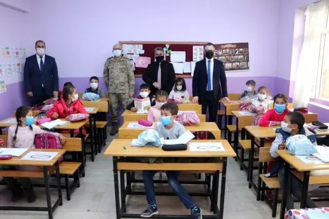 Oyuncak Atölyesi'nde onarılan oyuncaklar minik öğrencilere dağıtıldı Oyuncak Atölyesi'nde onarılan oyuncaklar minik öğrencilere dağıtıldı