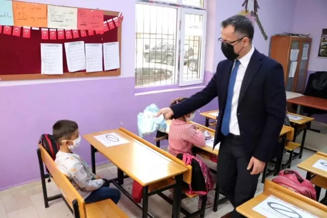 Oyuncak Atölyesi'nde onarılan oyuncaklar minik öğrencilere dağıtıldı Oyuncak Atölyesi'nde onarılan oyuncaklar minik öğrencilere dağıtıldı