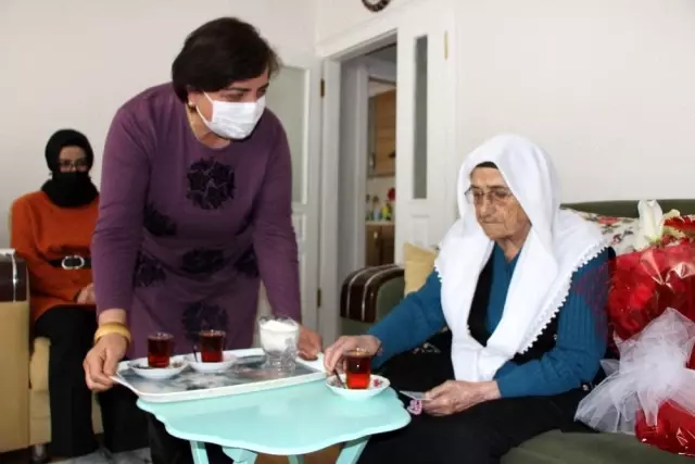 Korona virüs 119 yaşındaki 'Şeker Nine'yi teğet geçti Korona virüs 119 yaşındaki 'Şeker Nine'yi teğet geçti