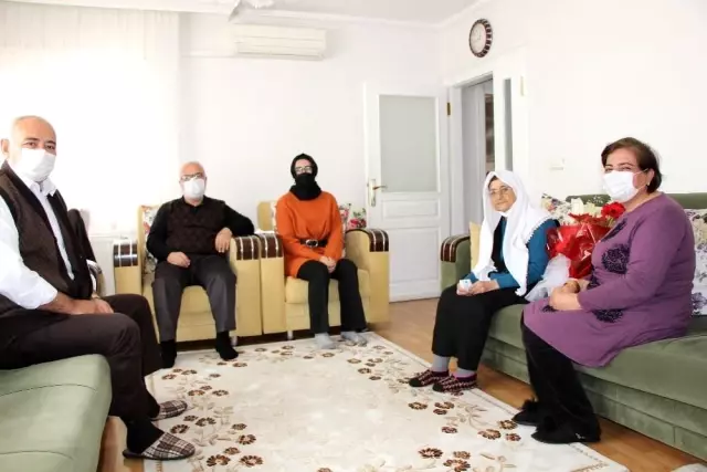 Korona virüs 119 yaşındaki 'Şeker Nine'yi teğet geçti Korona virüs 119 yaşındaki 'Şeker Nine'yi teğet geçti