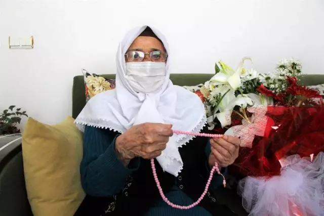 Korona virüs 119 yaşındaki 'Şeker Nine'yi teğet geçti Korona virüs 119 yaşındaki 'Şeker Nine'yi teğet geçti