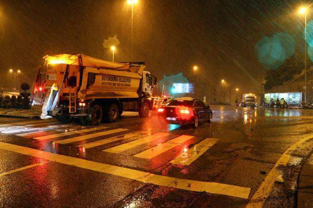 Lüks otomobil, kar küreme aracı ile kuryeye çarptı: 2 yaralı Lüks otomobil, kar küreme aracı ile kuryeye çarptı: 2 yaralı