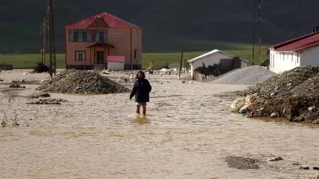 Muş'ta sağanak nedeniyle bazı tarım arazileri ve bir kaz çiftliği su altında kaldı Muş'ta sağanak nedeniyle bazı tarım arazileri ve bir kaz çiftliği su altında kaldı