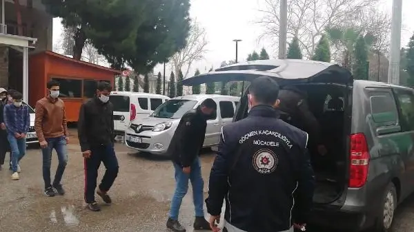 Osmaniye'de Suriye uyruklu 7 kaçak göçmen yakalandı Osmaniye'de Suriye uyruklu 7 kaçak göçmen yakalandı