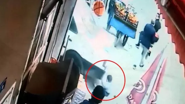 Otomobilin altında kalan çocuğun inanılmaz kurtuluşu kameralara yansıdı Otomobilin altında kalan çocuğun inanılmaz kurtuluşu kameralara yansıdı
