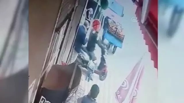 Otomobilin altında kalan çocuğun kurtulması kamerada Otomobilin altında kalan çocuğun kurtulması kamerada