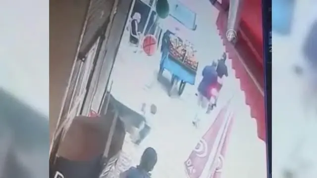 Otomobilin altında kalan çocuğun kurtulması kamerada Otomobilin altında kalan çocuğun kurtulması kamerada