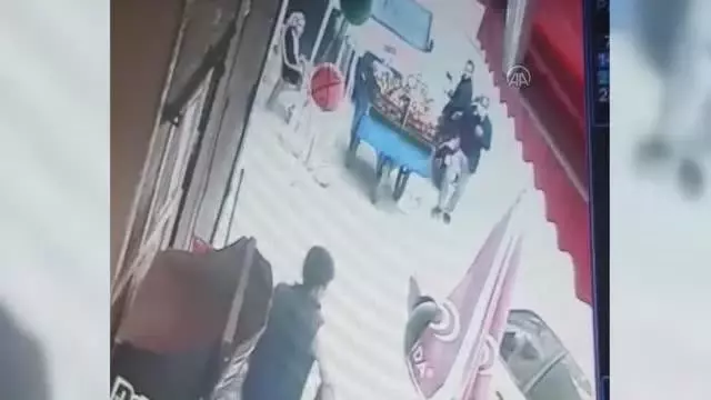 Otomobilin altında kalan çocuğun kurtulması kamerada Otomobilin altında kalan çocuğun kurtulması kamerada