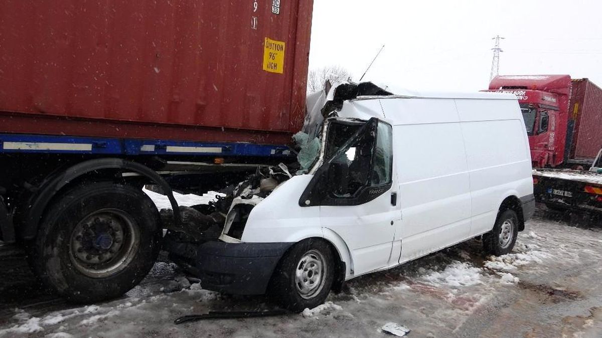 Son Dakika | Patlayıcı madde yüklü minibüs tıra çarptı: 1 ölü, 1 yaralı