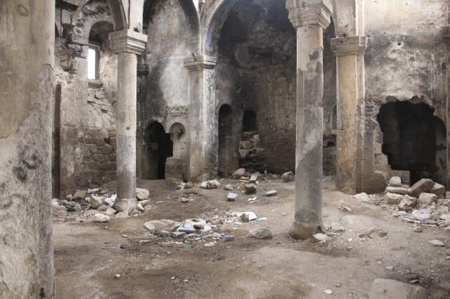 Sahibinin yenilemeye izin vermediği 230 yıllık Ermeni Kilisesi madde bağımlılarının meskeni oldu