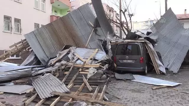 Kuvvetli sağanak nedeniyle ulaşımda aksamalar yaşandı Kuvvetli sağanak nedeniyle ulaşımda aksamalar yaşandı