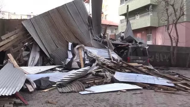 Kuvvetli sağanak nedeniyle ulaşımda aksamalar yaşandı Kuvvetli sağanak nedeniyle ulaşımda aksamalar yaşandı