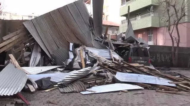 Kuvvetli sağanak nedeniyle ulaşımda aksamalar yaşandı Kuvvetli sağanak nedeniyle ulaşımda aksamalar yaşandı