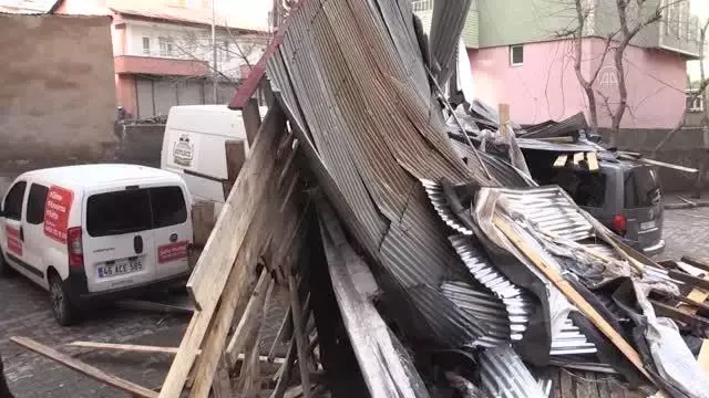 Kuvvetli sağanak nedeniyle ulaşımda aksamalar yaşandı Kuvvetli sağanak nedeniyle ulaşımda aksamalar yaşandı