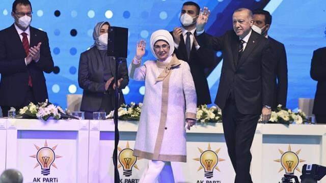 Son Dakika! Cumhurbaşkanı Erdoğan, AK Parti'nin 7. Olağan Büyük Kongresi'nde salondakilere sesleniyor Son Dakika! Cumhurbaşkanı Erdoğan, AK Parti'nin 7. Olağan Büyük Kongresi'nde salondakilere sesleniyor