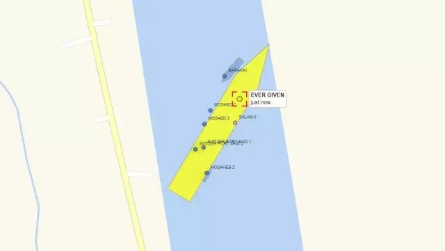 Süveyş Kanalı, karaya oturan 400 metrelik gemi nedeniyle trafiğe kapandı