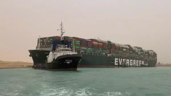 Süveyş Kanalı, karaya oturan kargo gemisi sebebiyle trafiğe kapatıldı