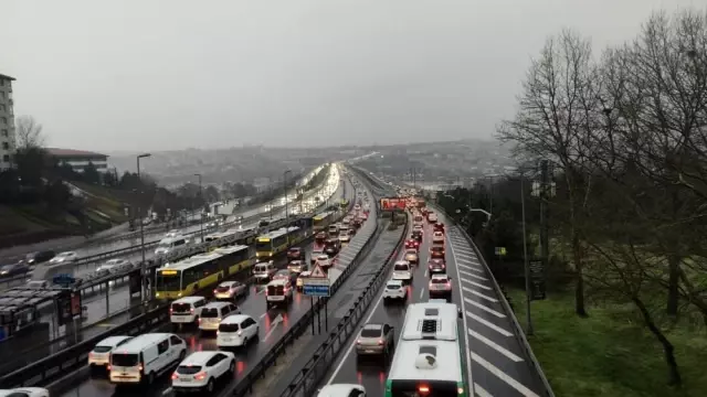 Taksim'de kar yağışı etkili oluyor Taksim'de kar yağışı etkili oluyor