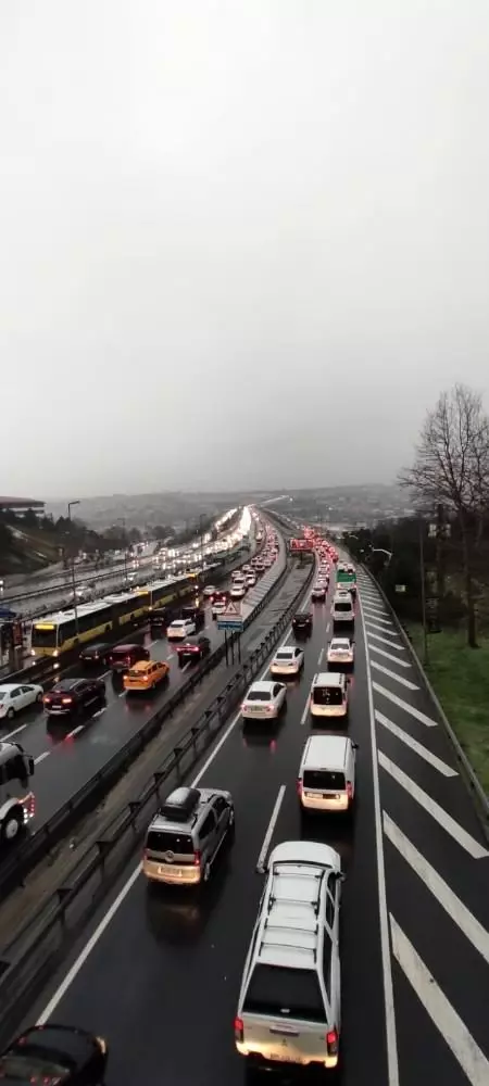 Taksim'de kar yağışı etkili oluyor Taksim'de kar yağışı etkili oluyor