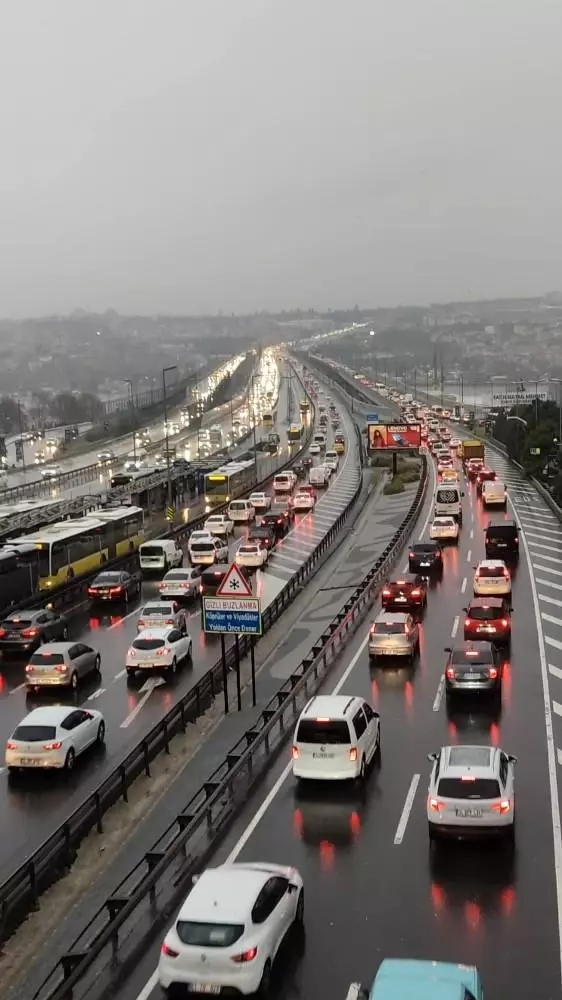 Taksim'de kar yağışı etkili oluyor Taksim'de kar yağışı etkili oluyor