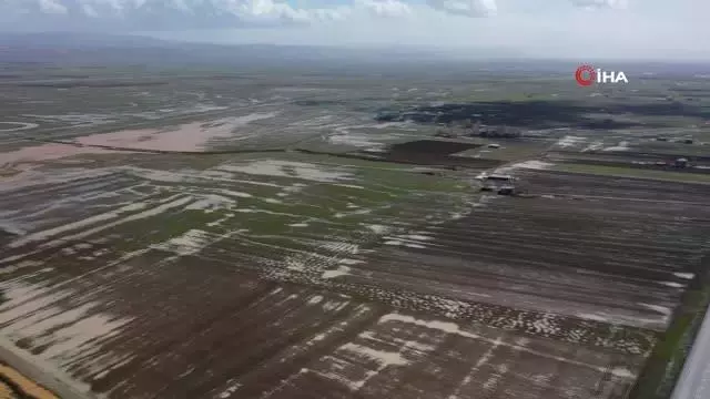 Tarım arazileri ve hayvan çiftlikleri su altında kaldı Tarım arazileri ve hayvan çiftlikleri su altında kaldı